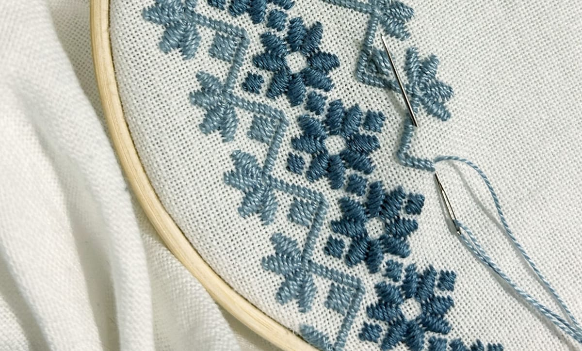 Die bestickte Tischdecke